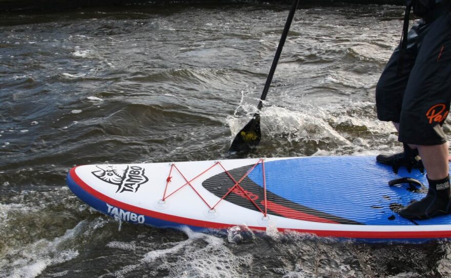 Velmi zdatným jezdcům při protahování vodou vadilo vystouplé žebro na nezáběrové straně listu.