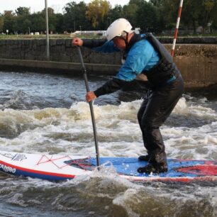 Tvrdost žerdě je jedním z důležitých parametrů. Zde je vidět, jak moc se žerď střední tvrdosti ohýbá při pádlování.