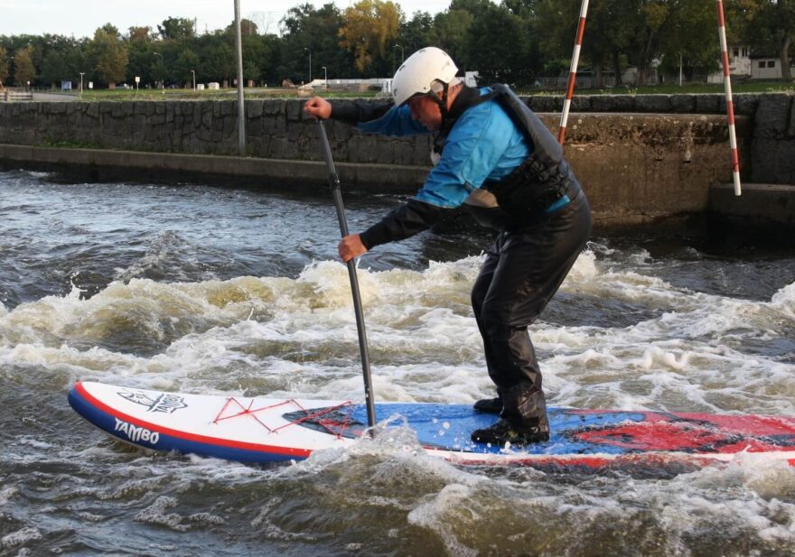 Tvrdost žerdě je jedním z důležitých parametrů. Zde je vidět, jak moc se žerď střední tvrdosti ohýbá při pádlování.