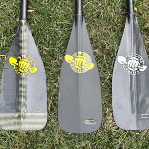 Listy pádla Stand Up jsou nabízeny ve třech velikostech. Vlevo je L, vpravo M a uprostřed S.