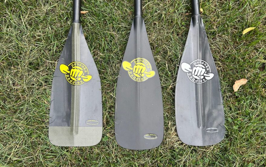 Listy pádla Stand Up jsou nabízeny ve třech velikostech. Vlevo je L, vpravo M a uprostřed S.