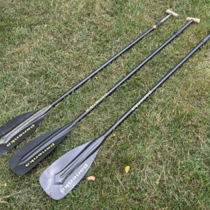 Testovacích pádel jsem měli k dispozici celou řadu. Jednalo se o kombinaci různých listů, žerdí, počtu dílů a hlaviček.