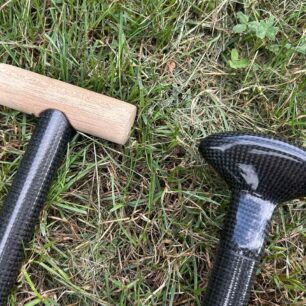 Pádlo Stand Up můžete mít s dřevěnou hlavičkou T Grip nebo karbonovou Ergo Stand Up.