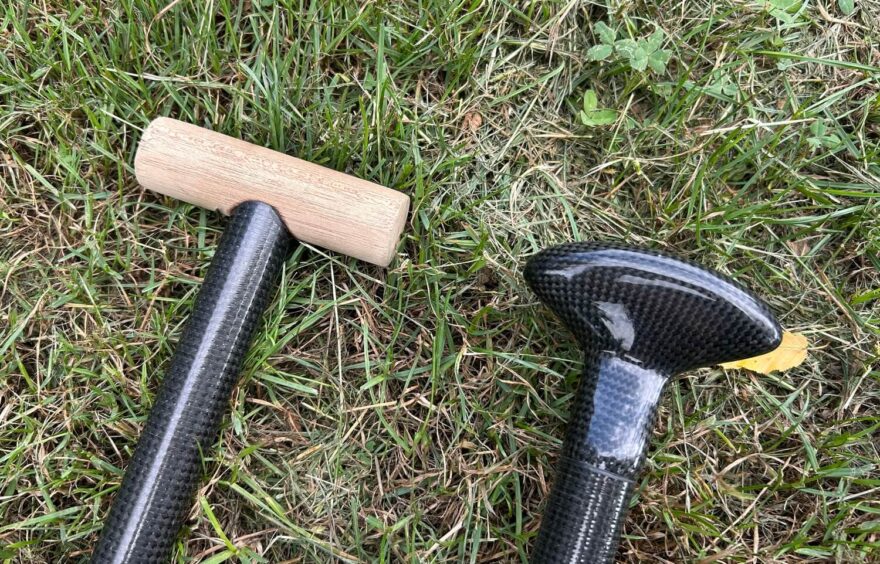 Pádlo Stand Up můžete mít s dřevěnou hlavičkou T Grip nebo karbonovou Ergo Stand Up.