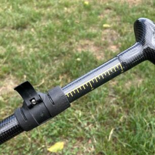 Výsuvná část pádla je fixována plastovou spojkou, kterou už výrobce používá řadu let.