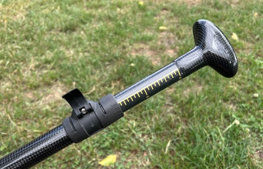 Výsuvná část pádla je fixována plastovou spojkou, kterou už výrobce používá řadu let.