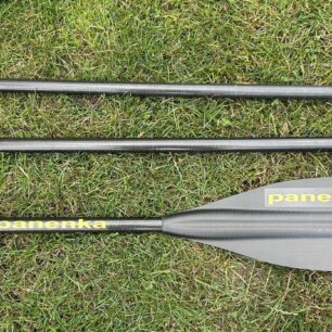 Třídílná verze pádla je praktická pro transport.