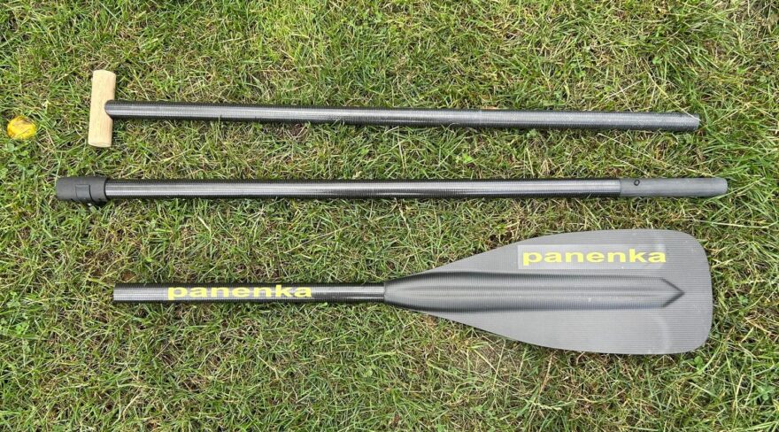 Třídílná verze pádla je praktická pro transport.