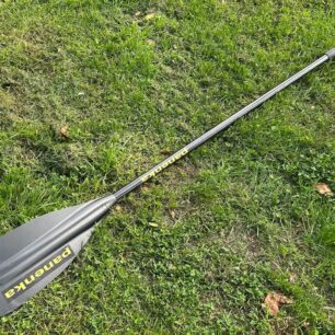 Vítězem našeho testování se stalo pádlo s listem velikosti S, trojdílnou žerdí střední tvrdosti a dřevěnou hlavičkou T Grip.