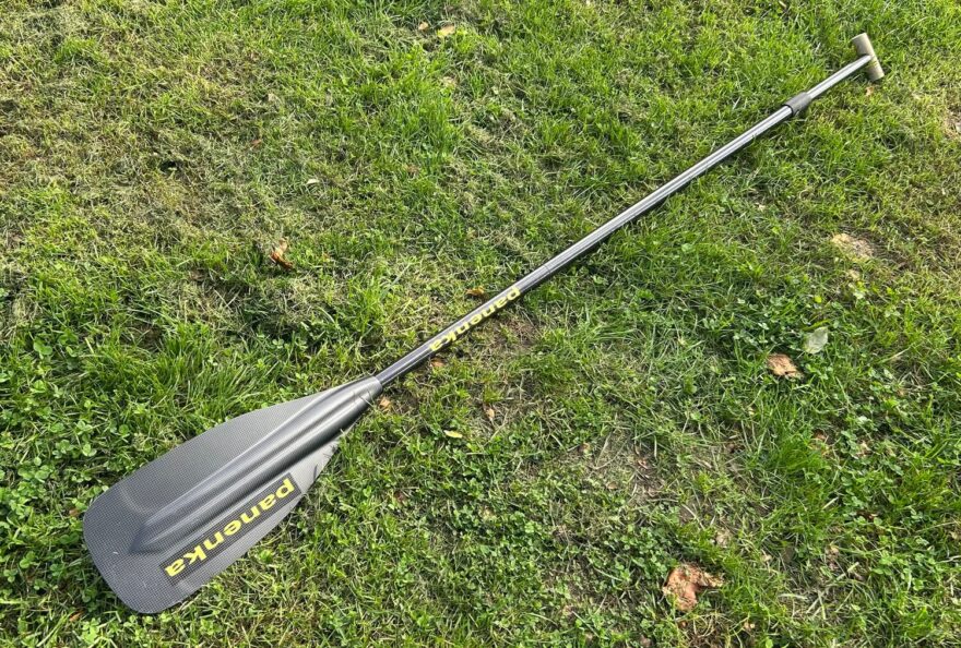 Vítězem našeho testování se stalo pádlo s listem velikosti S, trojdílnou žerdí střední tvrdosti a dřevěnou hlavičkou T Grip.