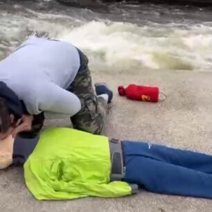 Před zahájením oživování provedeme 5x dlouhé prodýchnutí dýchacích cest.