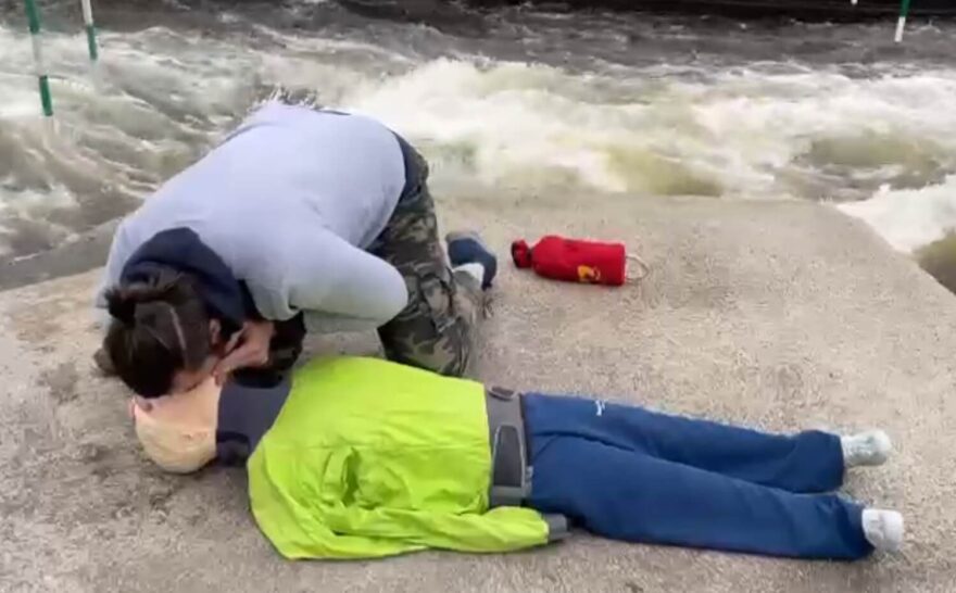 Před zahájením oživování provedeme 5x dlouhé prodýchnutí dýchacích cest.