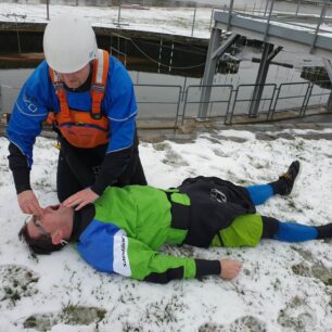 Příprava pacienta na prodýchnutí a umělé dýchání.