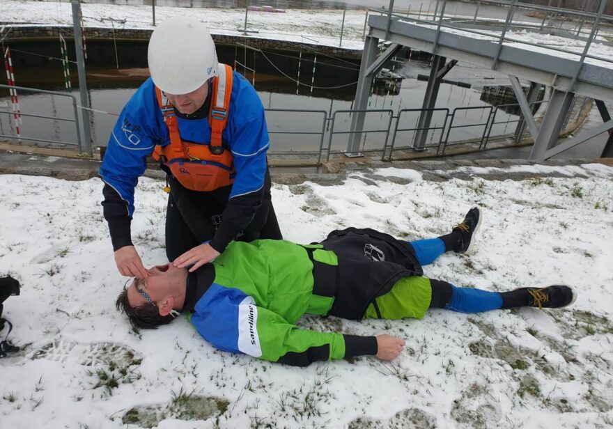 Příprava pacienta na prodýchnutí a umělé dýchání.