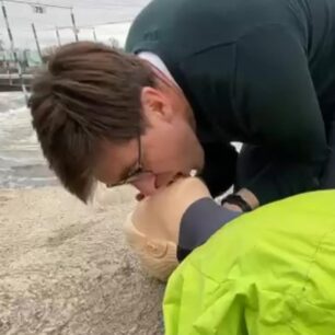 Prodýchnutí a umělé dýchání.