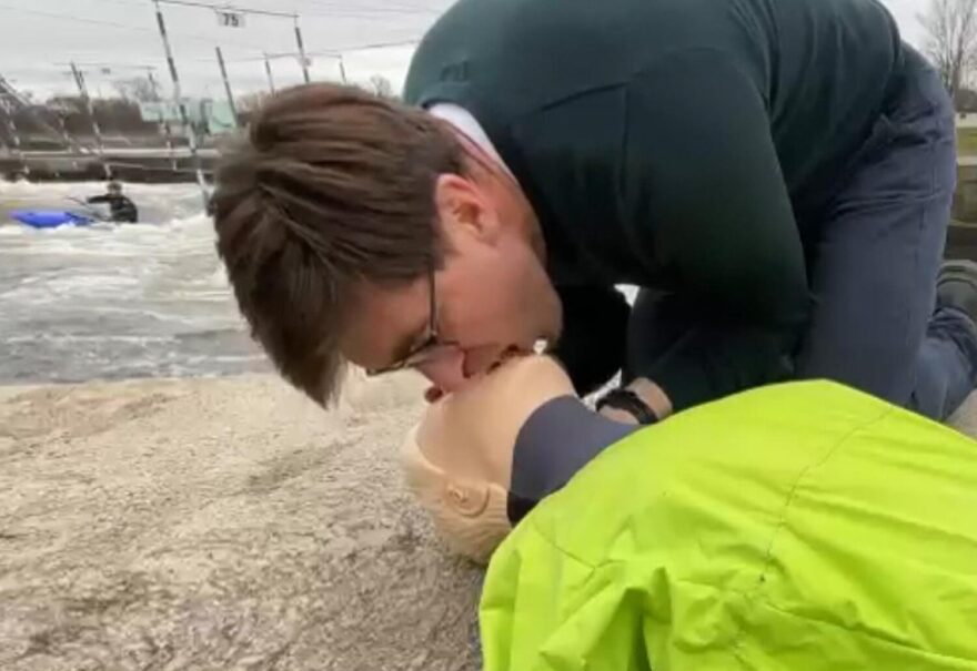 Prodýchnutí a umělé dýchání.