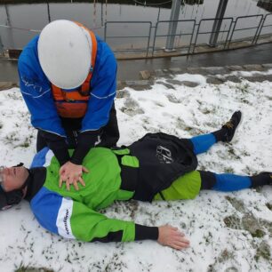 Stlačování hrudníku provádíme oběma rukama, ideálně do hloubky 5 až 6 cm.