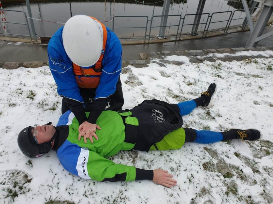 Stlačování hrudníku provádíme oběma rukama, ideálně do hloubky 5 až 6 cm.