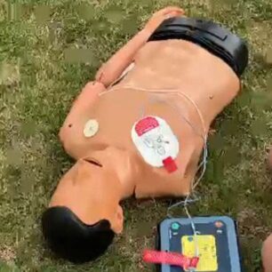 Ukázka použití sady AED.