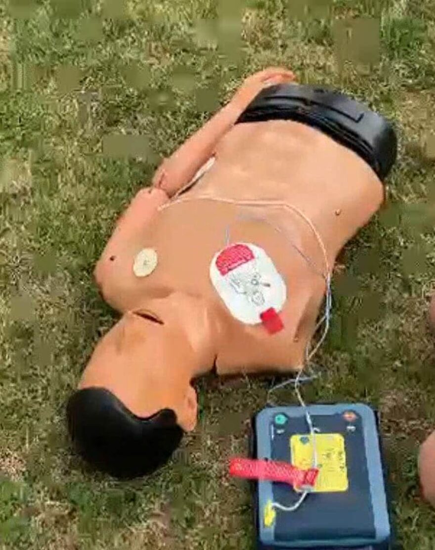 Ukázka použití sady AED.