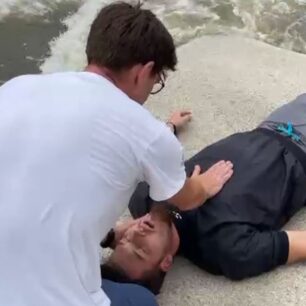 Zda postižený dýchá nebo nedýchá zkontrolujeme přiložením ruky na hrudník po dobu 10 vteřin.