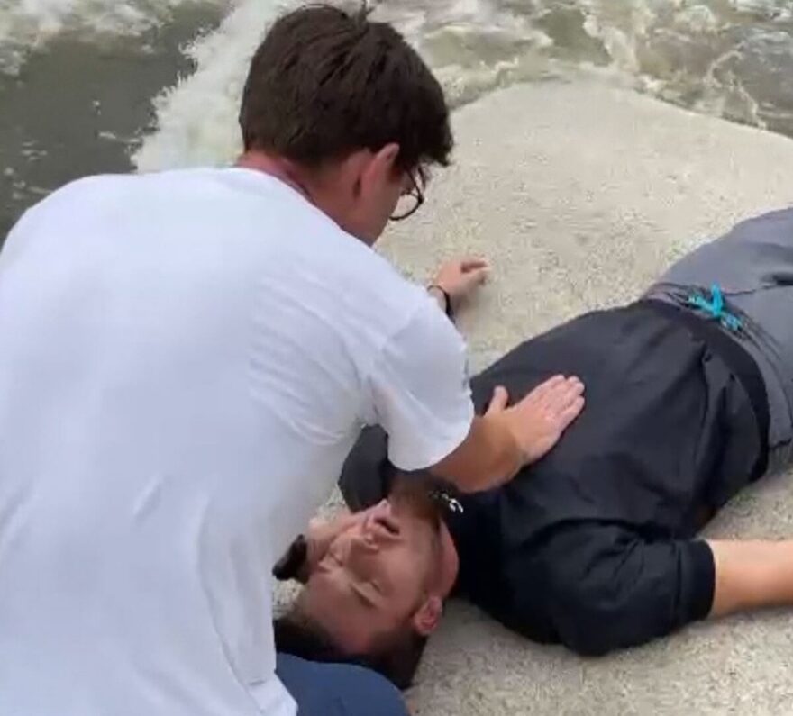 Zda postižený dýchá nebo nedýchá zkontrolujeme přiložením ruky na hrudník po dobu 10 vteřin.