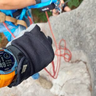 Brutálně odolné hodinky GARMIN INSTINCT 3 SOLAR byly testovány i na via ferratách.