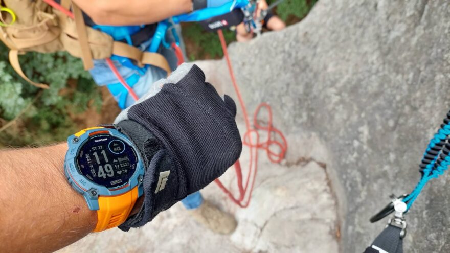 Brutálně odolné hodinky GARMIN INSTINCT 3 SOLAR byly testovány i na via ferratách.