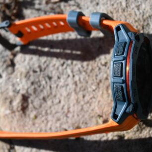 Detail tlačítek a kovového kroužku po obvodu hodinek GARMIN INSTINCT 3 SOLAR.