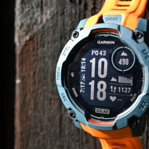 Dobrá čitelnost displeje a hezký design - GARMIN INSTINCT 3 SOLAR.