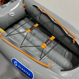 Detail upravené zadní pruženky v kajaku Gumotex Safari. Díky přezkám bude nakládka a vykládka bagáže snadnější.