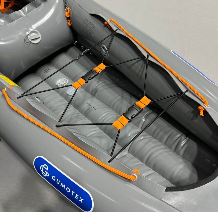 Detail upravené zadní pruženky v kajaku Gumotex Safari. Díky přezkám bude nakládka a vykládka bagáže snadnější.