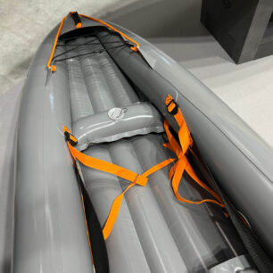 Safari má nově dvoubodově uchycenou opěrku nohou a některé prvky jsou vyvedeny v signální oranžové barvě.