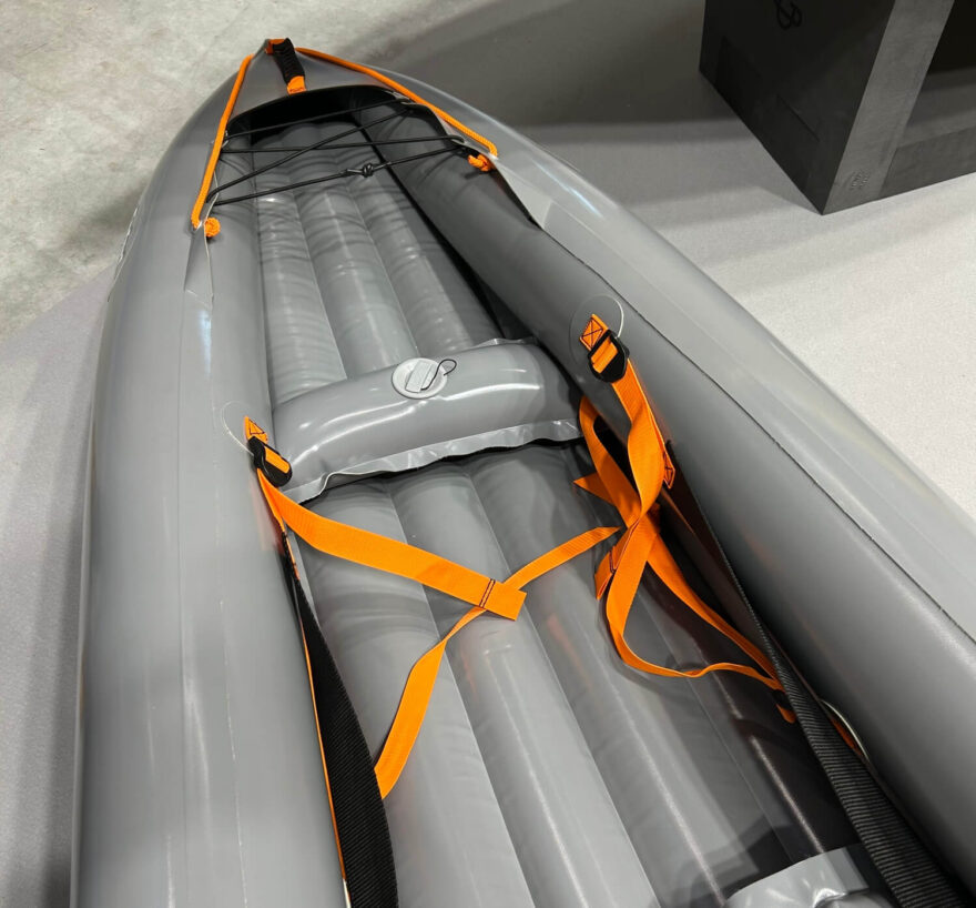 Safari má nově dvoubodově uchycenou opěrku nohou a některé prvky jsou vyvedeny v signální oranžové barvě.