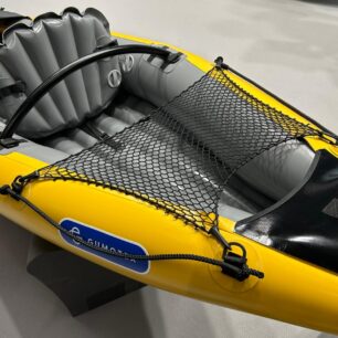 V zadní části má Caleya síťku pro uchycení bagáže. Výztuha za sedačkou je příplatkovou výbavou.