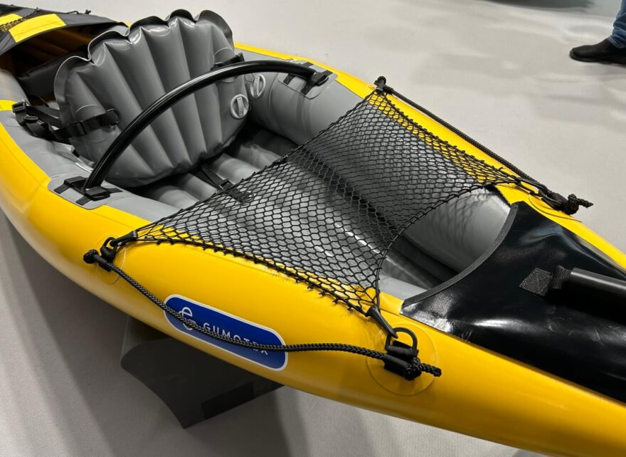 V zadní části má Caleya síťku pro uchycení bagáže. Výztuha za sedačkou je příplatkovou výbavou.