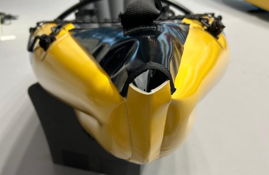 Vylévací otvor má Caleya chytře vymyšlený.