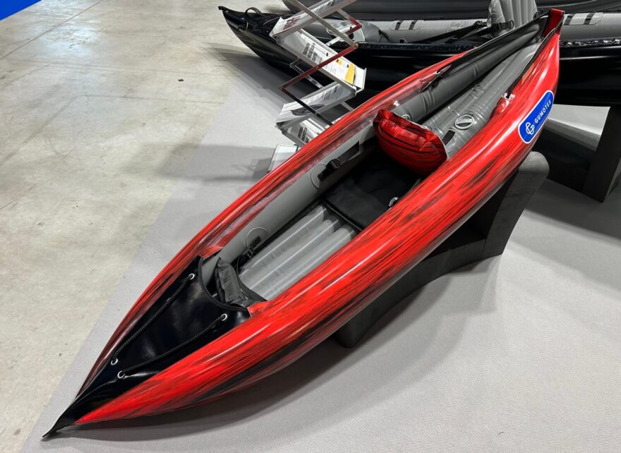 Prototyp dětského nafukovacího kajaku.