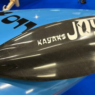 Dětské kompozitové pádlo od JOY Kayaks.