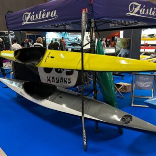 Na stánku firmy Zástěra Kayak Racing byly vystaveny kajaky Vector (nahoře) a Rover.