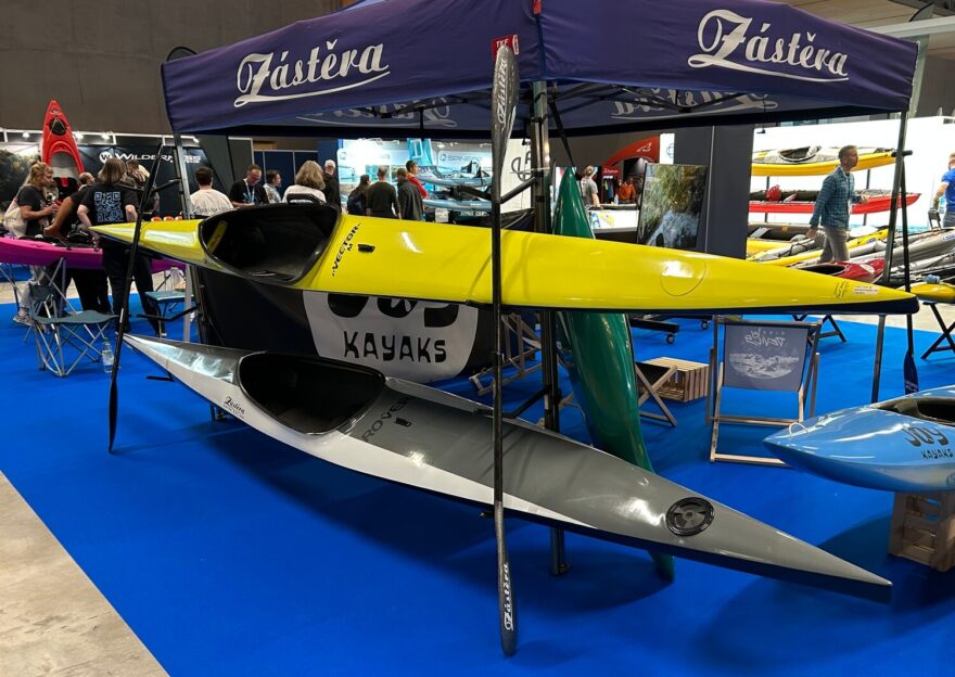 Na stánku firmy Zástěra Kayak Racing byly vystaveny kajaky Vector (nahoře) a Rover.