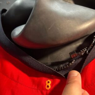 Suchý oblek Odin Air4.X nově nabízí možnost připnout si pomocí zipu neoprenovou manžetu nebu kapuci.