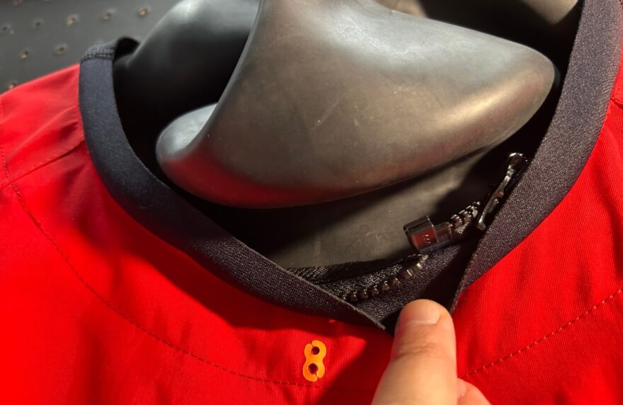 Suchý oblek Odin Air4.X nově nabízí možnost připnout si pomocí zipu neoprenovou manžetu nebu kapuci.