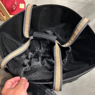 Uvnitř převlékací tašky Hiko NOMAD je síťka. Její okraje jsou vyztužené.