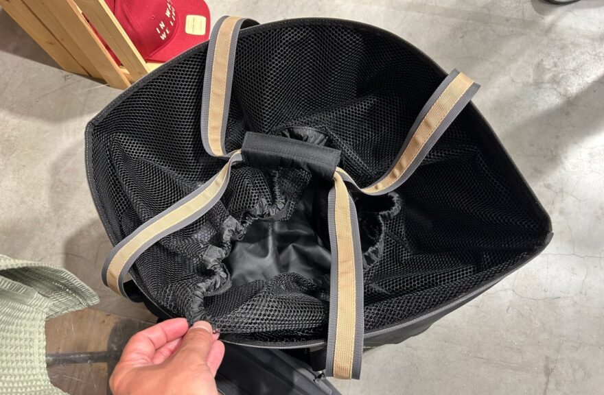 Uvnitř převlékací tašky Hiko NOMAD je síťka. Její okraje jsou vyztužené.