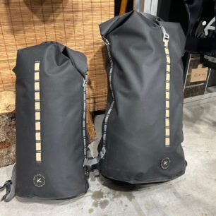 Lodní pytle s odnímatelnými zádovými popruhy z řady Hiko NOMAD jsou k dispozici ve třech velikostech (40, 60 a 80 l).