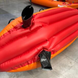 Dno kánoe Bandita má dva vylévací rukávy pro opravdu rychlý odtok vody.