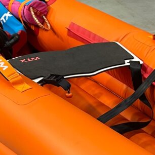 Ergonomicky tvarovaná sedačka v kánoi Bandita.