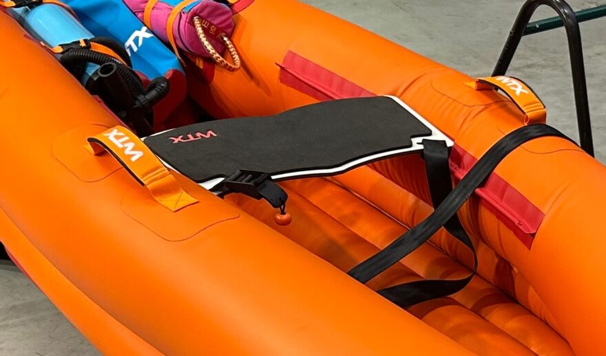 Ergonomicky tvarovaná sedačka v kánoi Bandita.