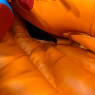 Dno v kánoi Bandita je tvarované tak, aby voda co nejlépe mířila k odtokovým rukávům.